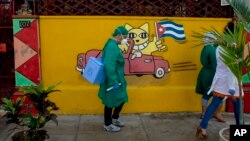 Un laboratorista colecta muestras para pruebas de COVID-19 en La Habana. (AP/Ismael Francisco)