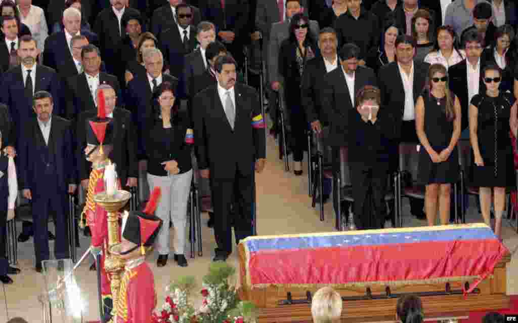 El Príncipe Felipe (i, segunda fila) junto a presidentes, jefes de Gobierno y representantes de más de un centenar de países, durante los funerales del presidente Hugo Chávez oficiados en la Academia Militar de Caracas. Más de 30 jefes de Estado y de Gobi