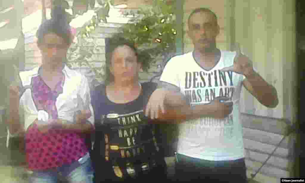 Los activistas aseguran que fueron maltratados por las autoirdades policiales al sacarlos de la catedral