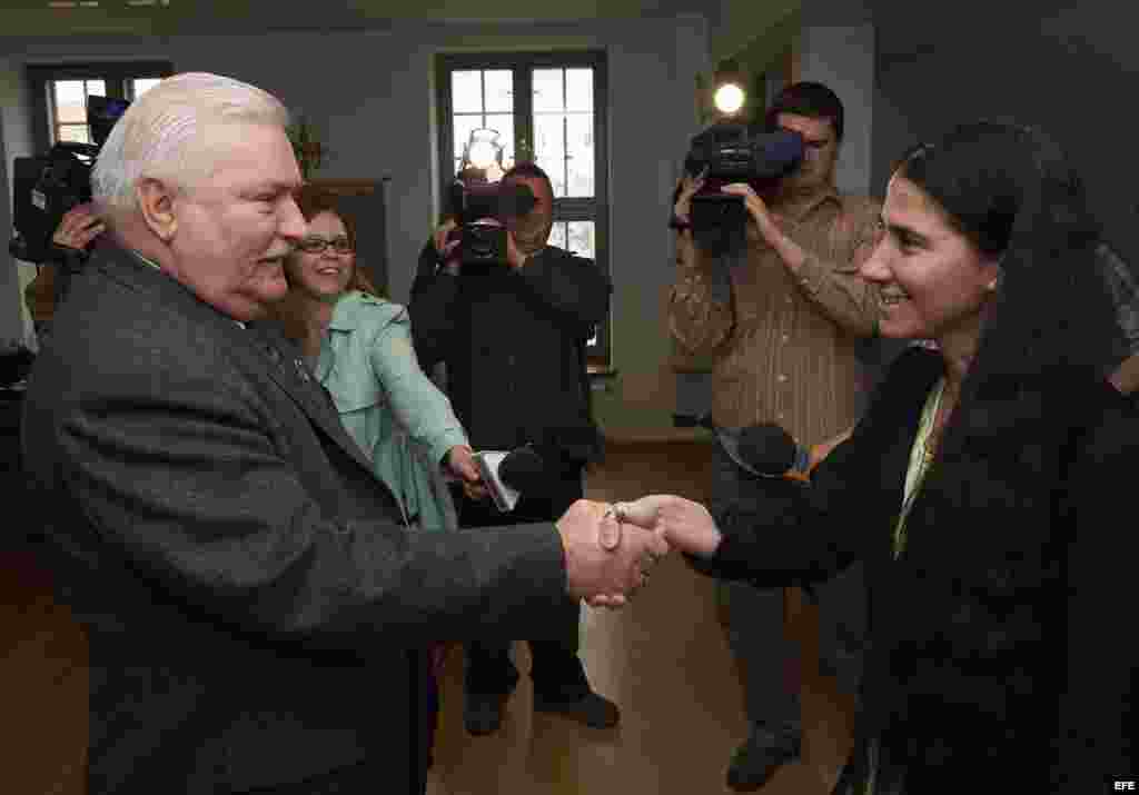 El expresidente polaco Lech Walesa (izq) recibe a la periodista y bloguera cubana Yoani Sánchez (der), autora del blog "Generación Y", antes de su encuentro en Gdansk, Polonia, hoy lunes 28 de mayo de 2013. EFE/Adam Warzawa PROHIBIDO SU USO EN POLONIA