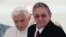 El Papa junto a Raúl Castro.
