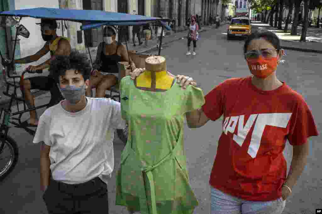 Idania Del Río, izquierda, y Leire Fernández, dueñas de Clandestina, han visto su negocio caer en un 50% por la falta de turistas.&nbsp; (AP Foto/Ramón Espinosa)