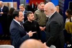 El presidente de Ucrania, Volodymyr Zelenskyy (centro), y el premier de Albania, Edi Rama, en la Cumbre de la Comunidad Política Europea (CPE) en Budapest, el 7 de noviembre de 2024. (Foto AP/Denes Erdos)