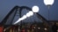Globos iluminan el antiguo trazado del Muro de Berlín
