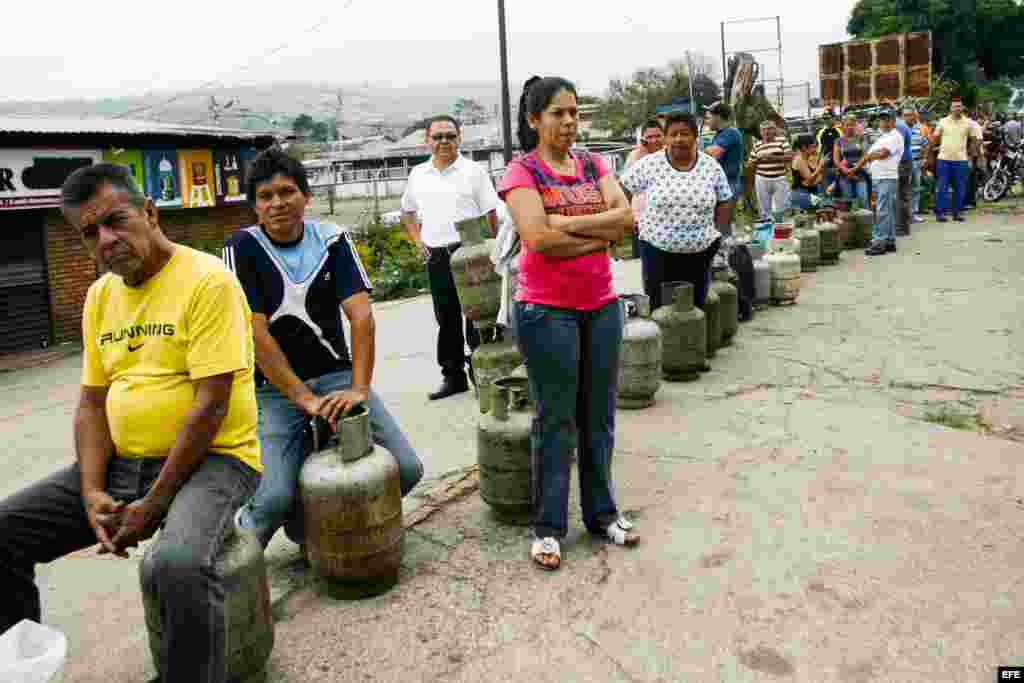 Un grupo de personas espera para poder comprar gas&nbsp; en San Cristóbal.