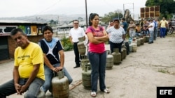 Un grupo de personas espera para poder comprar productos en San Cristóbal