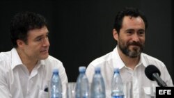 El actor mexicano Demián Bichir (d) y su hermano Odiseo Bichir (i) ofrecen una rueda de prensa hoy, martes 16 de septiembre de 2014, durante la presentación de un ciclo de cine mexicano en La Habana (Cuba). La nueva edición de este ciclo presentará ocho p