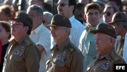 Raúl Castro y los comandantes Ramiro Valdés y Guillermo García (i-d). Archivo.