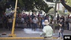 Policía desaloja a diputados de oposición del parlamento de Honduras.