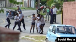 Imágenes de la detención de Berta Soler. Tomado de @damasdblanco