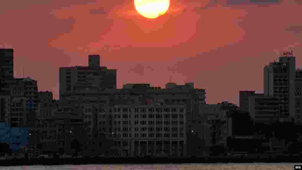 HAB03. LA HABANA (CUBA), 10/11/06.- El sol se pone detrás de los edificios de El Vedado, en el malecón habanero, hoy viernes 10 de noviembre. EFE/Alejandro Ernesto.