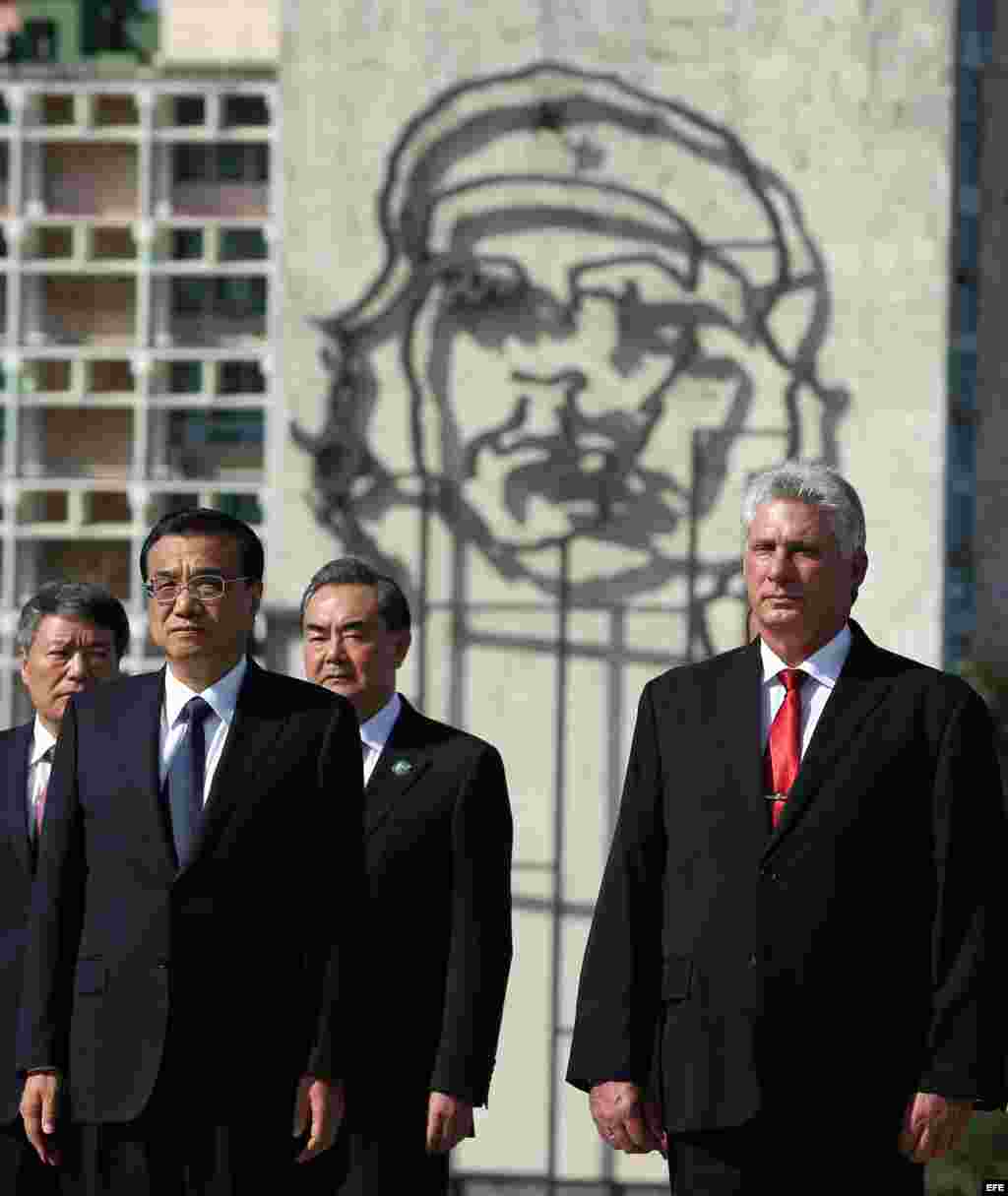 El primer ministro de China, Li Keqiang, acompañado del primer vicepresidente cubano, Miguel Díaz-Canel, coloca una ofrenda floral ante la estatua del prócer cubano José Martí, en La Plaza de la Revolución de La Habana.