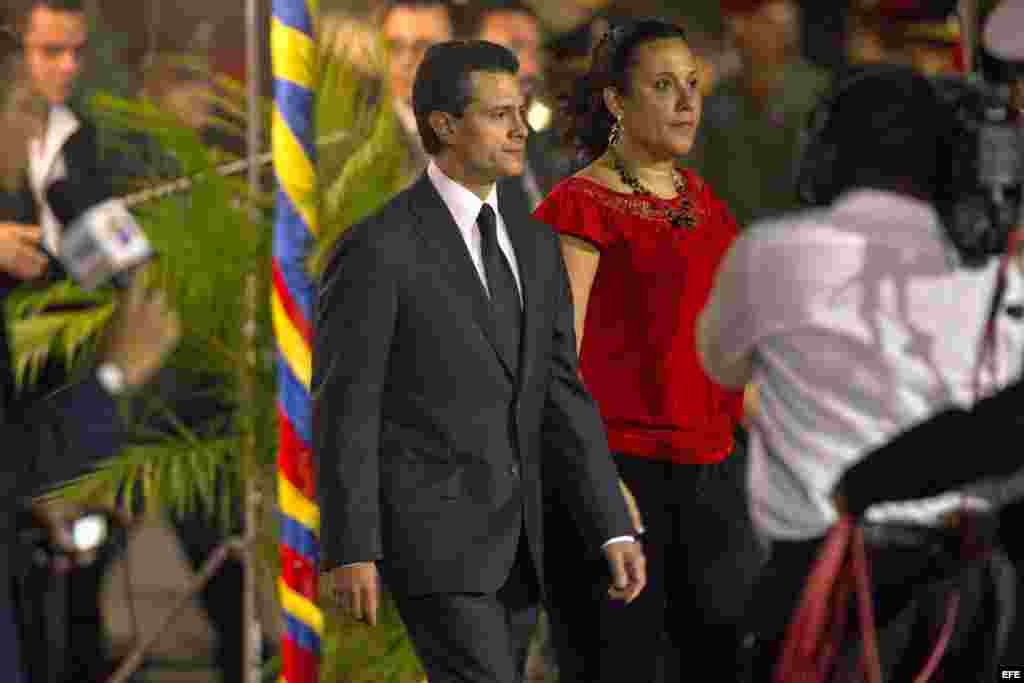 El presidente de México, Enrique Peña Nieto, recibido por la viceministra de Relaciones Exteriores para América Latina y el Caribe de Venezuela, Verónica Guerrero, a su llegada a Caracas para asistir al funeral de Estado del presidente, Hugo Chávez, que t