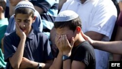Adolescentes israelíes lloran a sus tres compañeros asesinados en Cisjordania