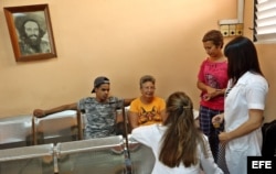 Familiares de Emiley Sánchez en el hospital Calixto García de La Habana (Cuba).