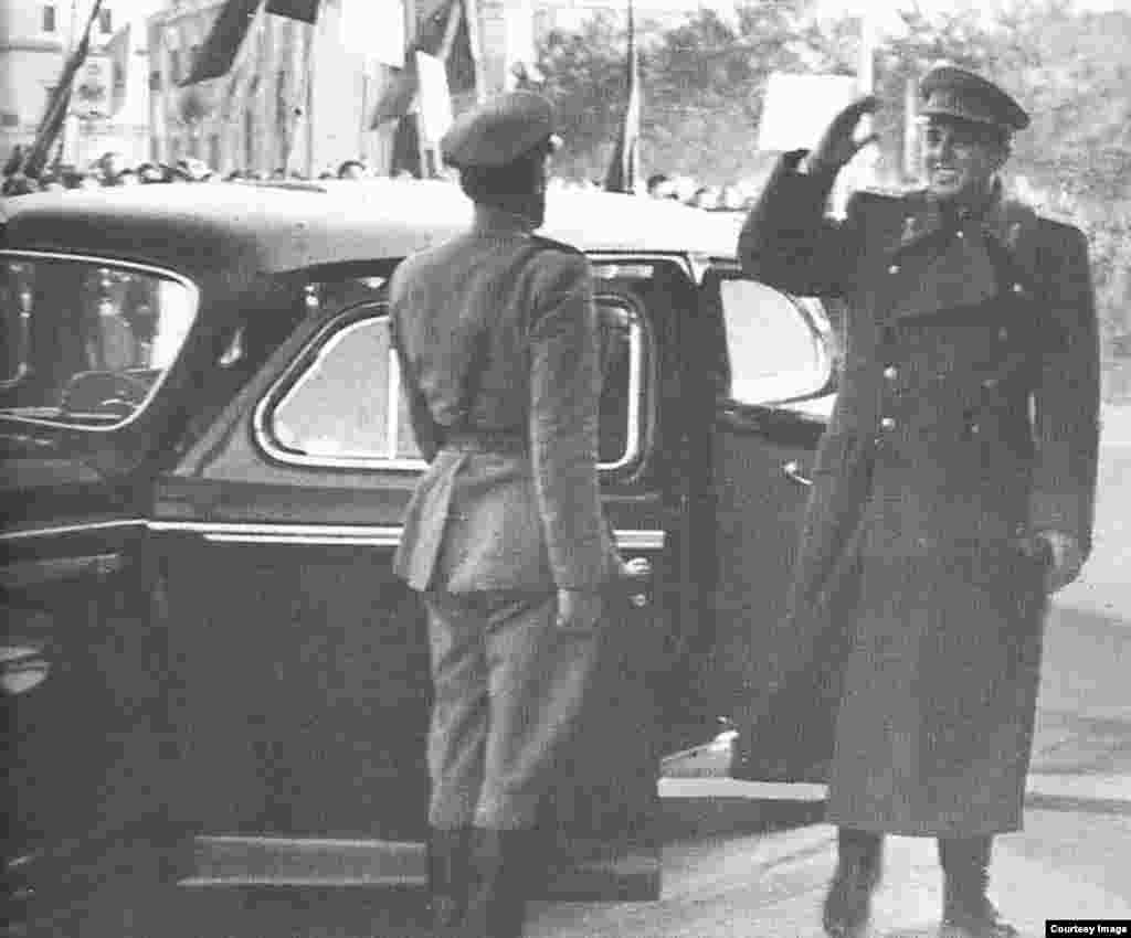 Enver Hoxha (1908-1985): Al menos un tercio de la población albanesa habría sido investigada, interrogada o espiada por miembros de la policía interna.