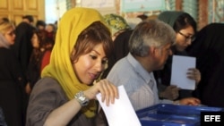  Varias mujeres iraníes ejercen su derecho al voto en las elecciones presidenciales iraníes en Teherán (Irán), el 14 de junio de 2013. 