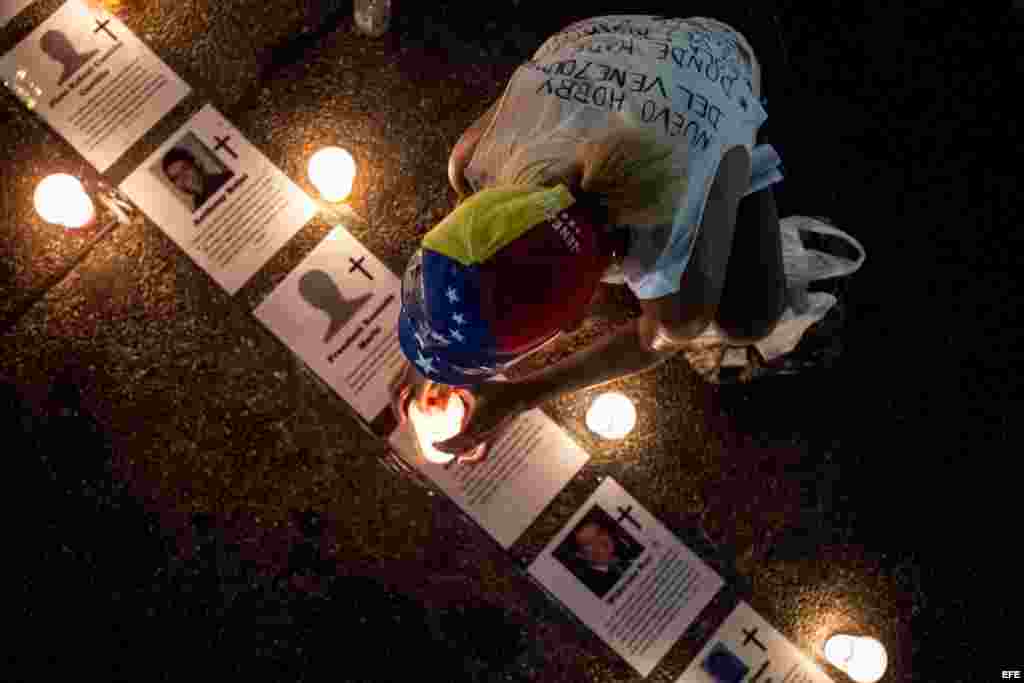 Un grupo de personas participa en una vigilia en la Plaza de Altamira en Caracas