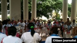 Reporta Cuba. Damas de Blanco en el parque Gandhi. Foto: Ángel Moya.