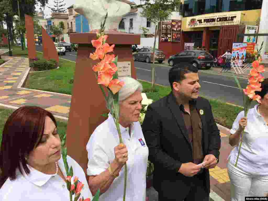 Exiliados cubanos rinden tributo a José Martí en Lima, Perú