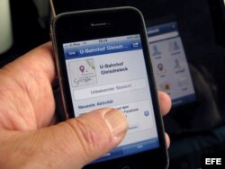 Una persona muestra la aplicación "Places" de la red social Facebook en un iPhone