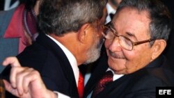 Raúl Castro (d), conversa con el mandatario brasileño, Luiz Inácio Lula Da Silva (i), 15 de enero de 2008 en de La Habana (Cuba).