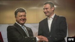 Izq. Petro Poroshenko y a la Der. el ex campeón mundial de boxeo Vitali Klitschko.