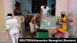 Una enfermera pide a una familia que acuda a un centro de vacunación ante la preocupación por la propagación de la enfermedad del coronavirus (COVID-19), en La Habana, Cuba, el 17 de junio de 2021. REUTERS / Alexandre Meneghini