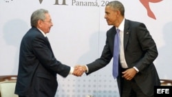 Fotografía de la histórica reunión en Panamá entre los mandatarios Barack Obama y Raúl Castro. 