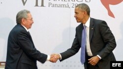 Reunión entre el presidente Obama y el general Castro durante la Cumbre de Jefes de Estado en Panamá.