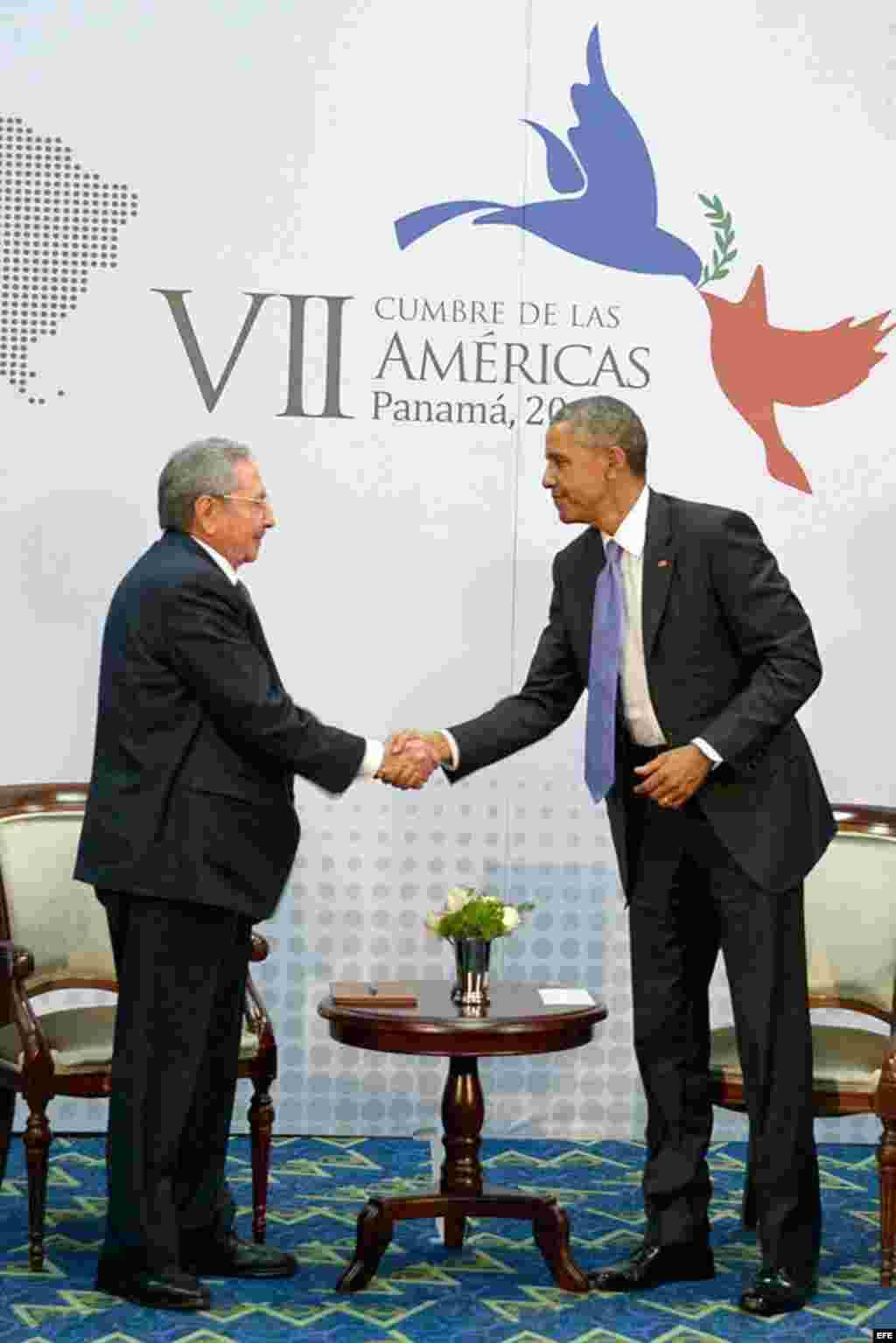 El presidente Barack Obama y Raúl Castro estrechan las manos el 11 de abril de 2015, durante una reunión en la VII Cumbre de jefes de Estado y de Gobierno de las Américas, en la Ciudad de Panamá.