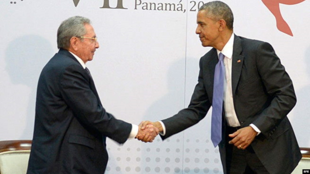 HISTÓRICA REUNIÓN ENTRE EL PRESIDENTE DE EEUU, BARACK OBAMA Y DE CUBA, RAÚL CASTRO