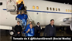 Richard Grenell junto a los estadounidenses liberados tras la negociación de Estados Unidos y Venezuela.