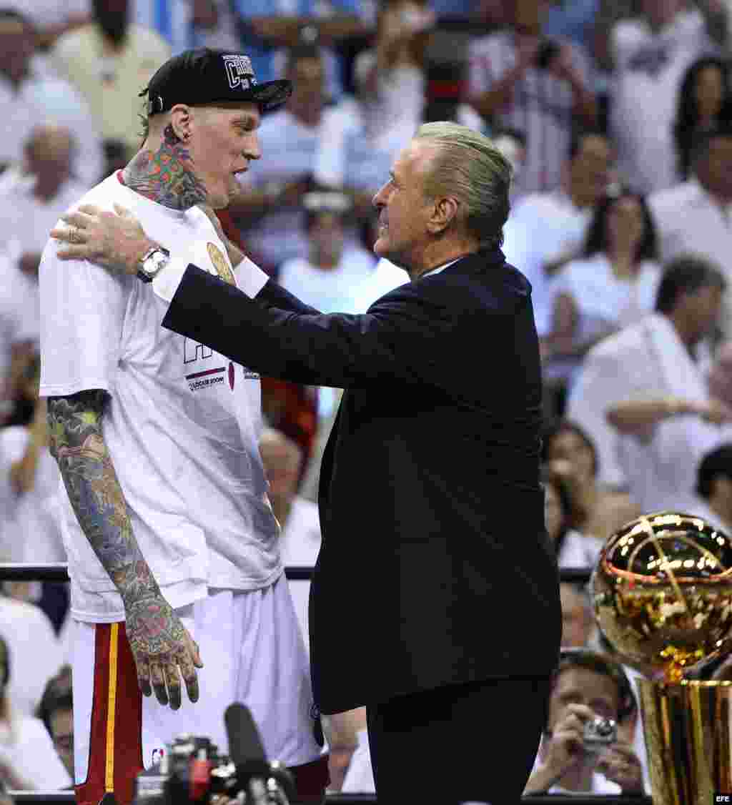  El jugador de los Heat Chris Anderson (i) celebra la victoria ante los Spurs con el mánager del equipo, Pat Riley (d).