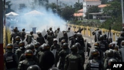 Enfrentamientos entre manifestantes y las fuerzas de seguridad del gobierno de Nicolás Maduro, en el puente internacional Simón Bolívar, en Cúcuta.