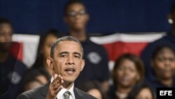 El presidente Barack Obama hablando hoy, 15 de febrero, en Hyde Park Academy en Chicago, Illinois. 