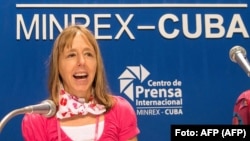 Medea Benjamin (centro), activista de Code Pink Women for Peace, ofrece una conferencia de prensa en La Habana en 2015.