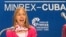 Medea Benjamin (centro), activista de Code Pink Women for Peace, ofrece una conferencia de prensa en La Habana en 2015.