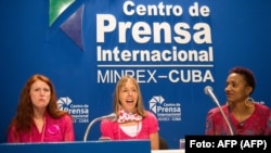 Medea Benjamin (centro), activista de Code Pink Women for Peace, ofrece una conferencia de prensa en La Habana en 2015.