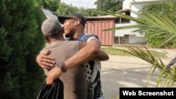 Un abrazo sincero entre el maestro, Jorge Hernández (de espaldas) y el alumno, Yuriorkis Gamboa.