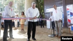El presidente designado de Cuba, Miguel Díaz-Canel inaugura la Feria Internacional de La Habana. 