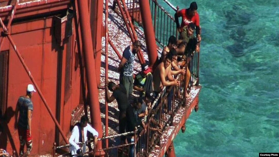 Un grupo de unos 20 migrantes cubanos llegaron el viernes al faro American Shoal, frente a Sugarloaf Key, en los Cayos de la Florida. Cortesía: WSVN 