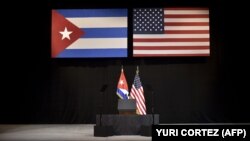 Banderas de Cuba y Estados Unidos. AFP PHOTO/ Yuri CORTEZ
