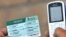 Un hombre recarga un teléfono celular con una tarjeta prepago de la empresa de Telecomunicaciones de Cuba (ETECSA), en La Habana.