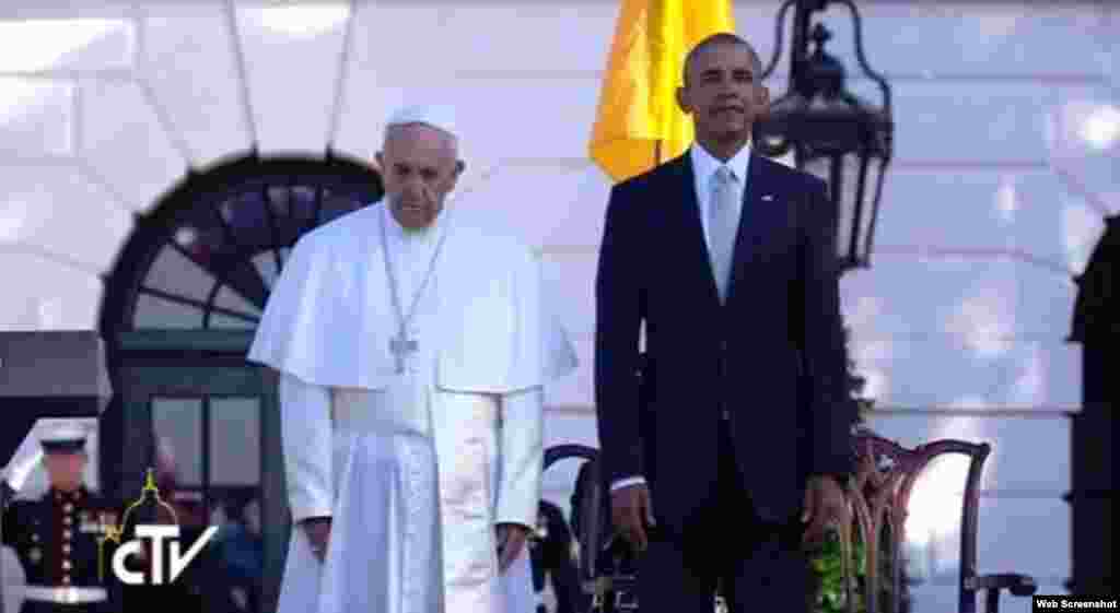 Barack Obama y el papa Francisco escuchan el himno estadounidense.