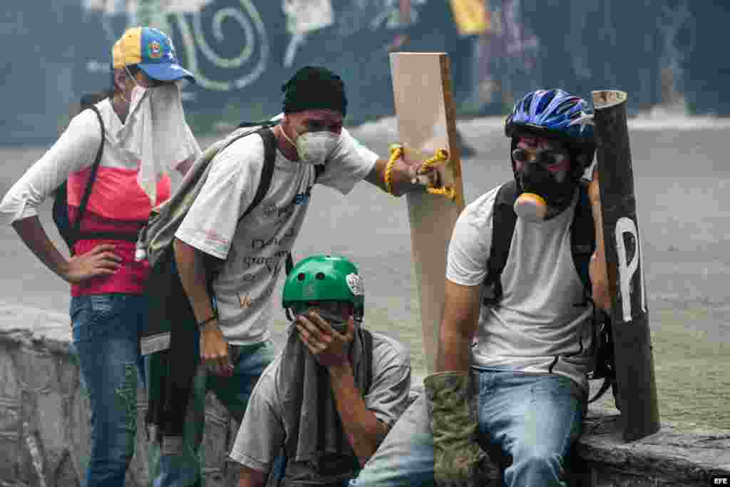 Manifestantes se enfrentan a integrantes de la Guardia Nacional Bolivariana (GNB) en una manifestación hoy, lunes 8 de mayo de 2017, en Caracas (Venezuela). Las marchas opositoras venezolanas que pretendían llegar hoy al centro de Caracas desde varios pun