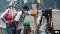 Manifestantes se enfrentan a integrantes de la Guardia Nacional Bolivariana (GNB) en una manifestación el 8 de mayo de 2017, en Caracas (Venezuela). Las marchas opositoras venezolanas que pretendían llegar hoy al centro de Caracas desde varios pun