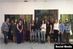 El grupo visitó el estudio del artista cubano exiliado en Miami José Bedia Valdés.