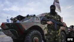 Milicianos prorrusos vigilan un puesto de control cerca de la localidad de Kalivka.