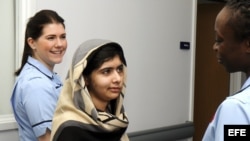 Adolescente paquistani Malala Yousufzai (c) conversa con enfermeras mientras abandona hospital 
